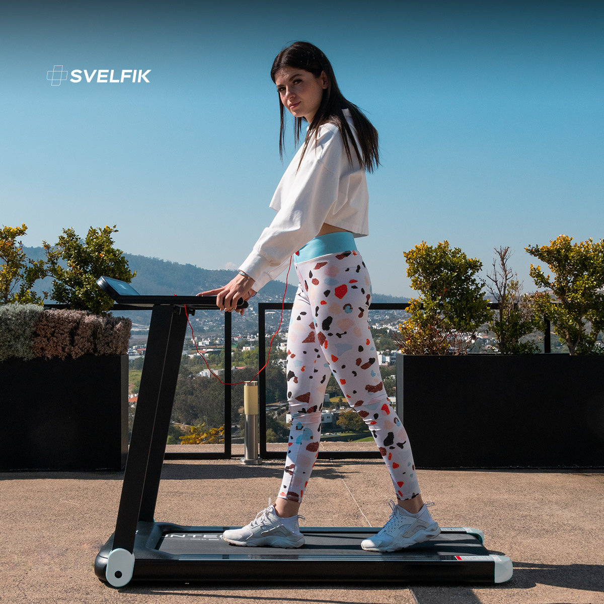CAMINADORA ELÉCTRICA CON BOCINA BLUETOOTH COLOR GRIS (SALDOS)