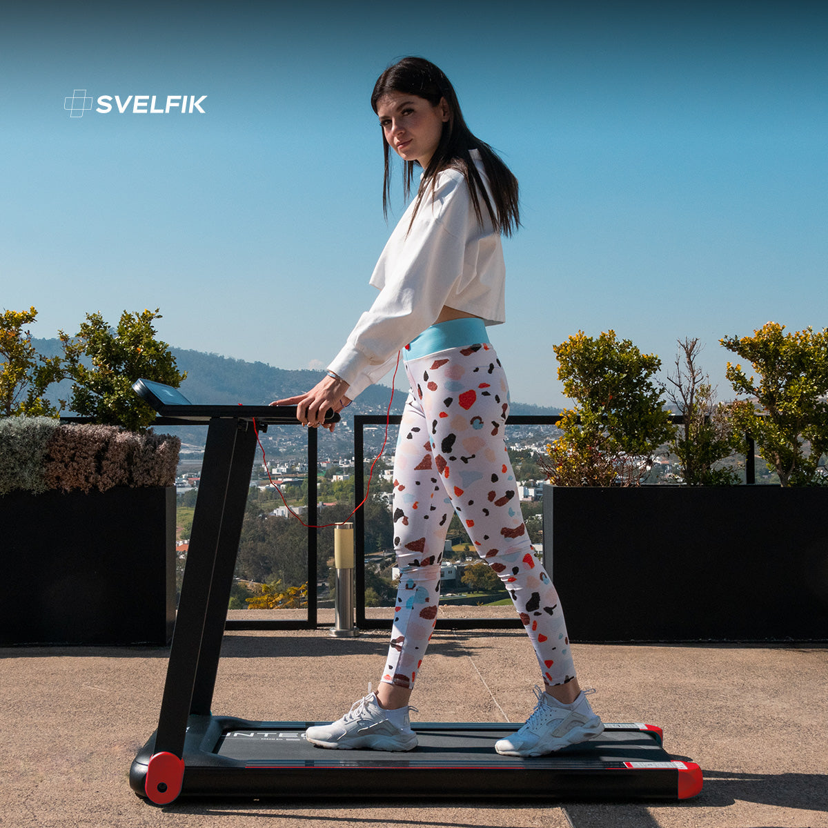 CAMINADORA ELÉCTRICA CON BOCINA BLUETOOTH COLOR ROJO (SALDOS)